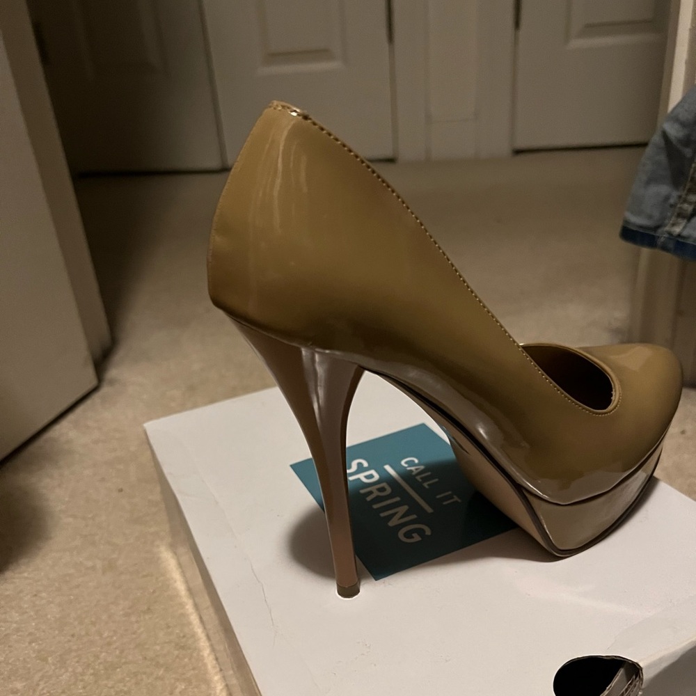 Beautiful 6 inch heel camel platform Pumps.